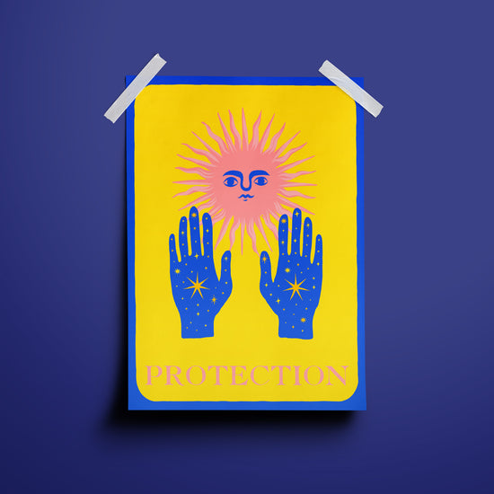 illustration d'un soleil personnifié sur fond jaune avec des mains remplies par un motif ciel nocturne avec le mot protection écris en bas de l'affiche